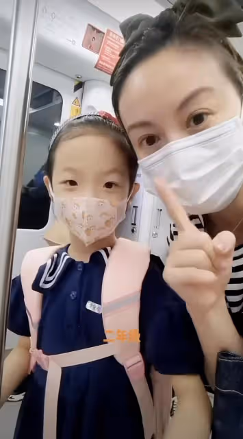 42歲戴嬌倩現身蒼蠅小館,自帶公筷吃小籠包,穿百元衣素顏無人識