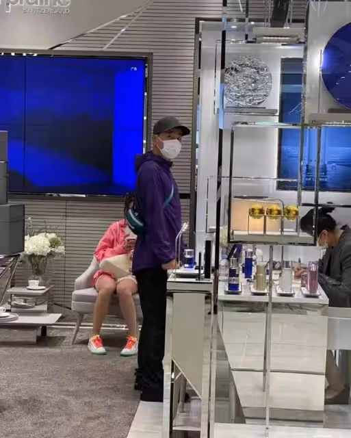 網友偶遇陳小春夫婦逛街,男方霸氣買單太寵愛,不愧是娛樂圈模範夫婦
