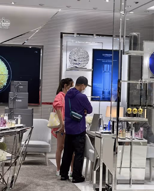 網友偶遇陳小春夫婦逛街,男方霸氣買單太寵愛,不愧是娛樂圈模範夫婦