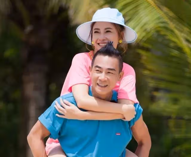 網友偶遇陳小春夫婦逛街,男方霸氣買單太寵愛,不愧是娛樂圈模範夫婦