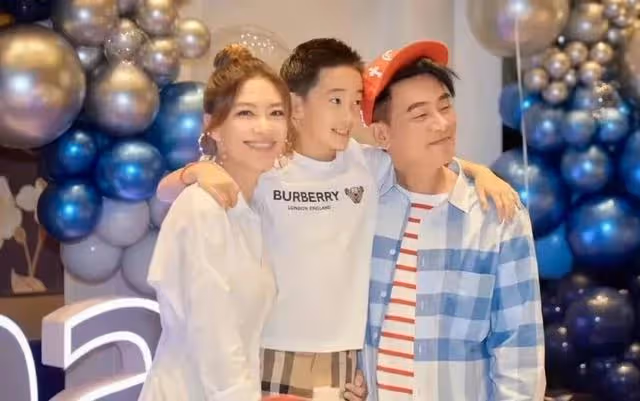 網友偶遇陳小春夫婦逛街,男方霸氣買單太寵愛,不愧是娛樂圈模範夫婦