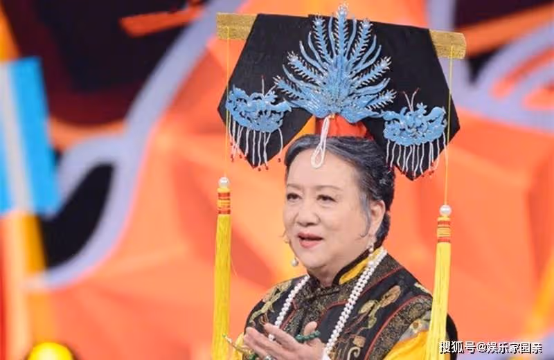 《還珠格格》她是最經典的老佛爺，劇外婚姻幸福，戲外嫁給了「諸葛亮」！