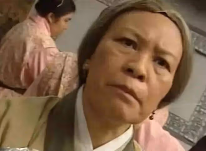 女演員鄧美美去世1年半,女兒上節目斥其拋夫棄女,稱漂亮有何用