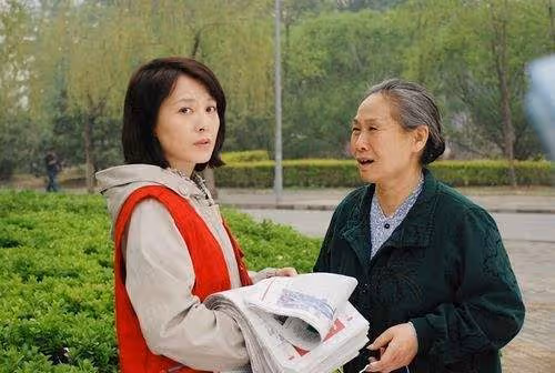 我月薪六千給媽媽三千,回家看到哥哥打電話,從此我一分不寄