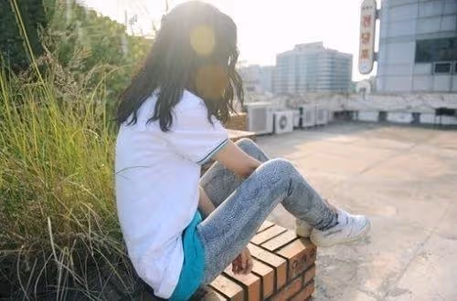 老公BMW載著女人,大嫂帶我去現場抓人,看清車裡人,大嫂哭了我先笑了!