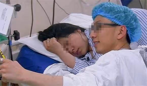 24歲孕婦剛生完孩子,老公只顧玩手機不管不顧,最後妻兒同天離開:不懂得愛妻子怎麼愛孩子..