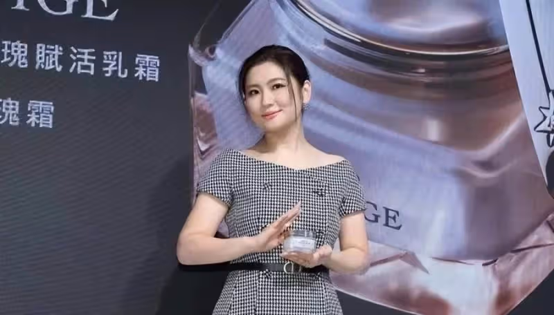 Selina豐腴的身體,顯得愈加有魅力,40歲釋放女人味:大方露疤痕很自信