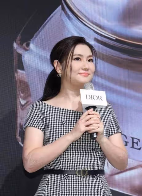 Selina豐腴的身體,顯得愈加有魅力,40歲釋放女人味:大方露疤痕很自信