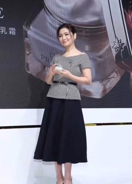 Selina豐腴的身體,顯得愈加有魅力,40歲釋放女人味:大方露疤痕很自信