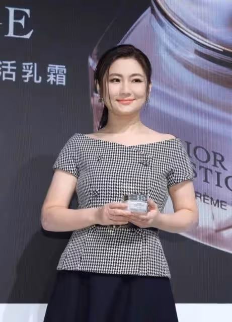 Selina豐腴的身體,顯得愈加有魅力,40歲釋放女人味:大方露疤痕很自信