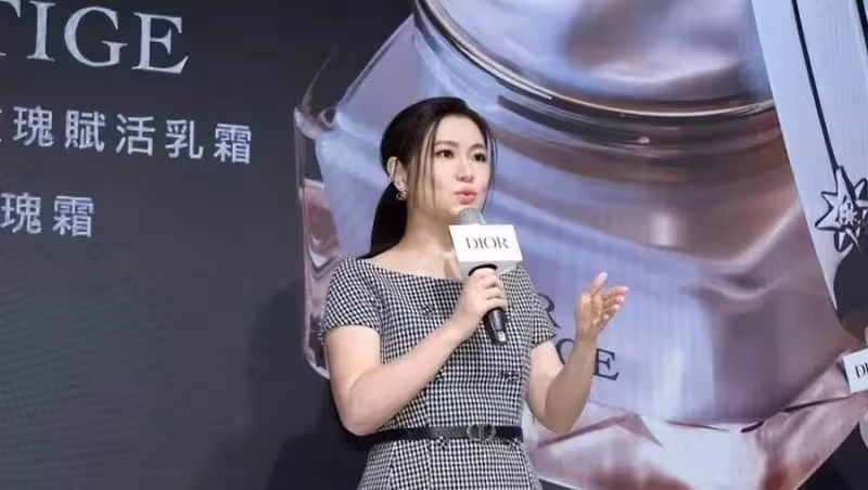 Selina豐腴的身體，顯得愈加有魅力，40歲釋放女人味：大方露疤痕很自信