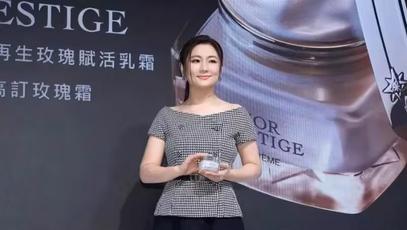 Selina豐腴的身體，顯得愈加有魅力，40歲釋放女人味：大方露疤痕很自信