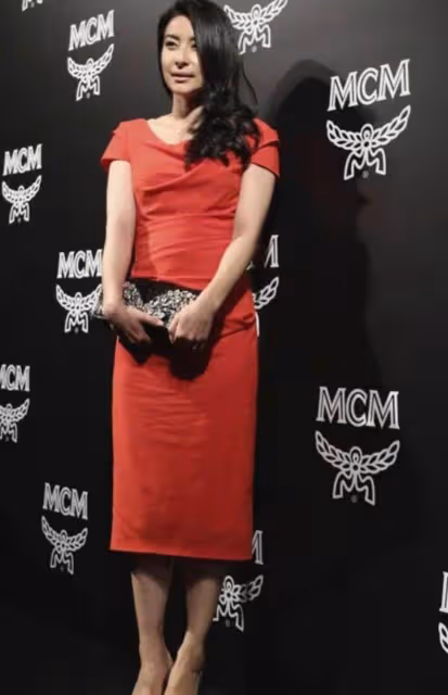 郭晶晶難得認真打扮,穿一身長裙配「貴婦卷」,認真打扮起來:同框明星不輸氣場