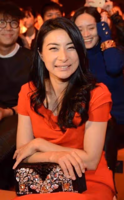 郭晶晶難得認真打扮,穿一身長裙配「貴婦卷」,認真打扮起來:同框明星不輸氣場