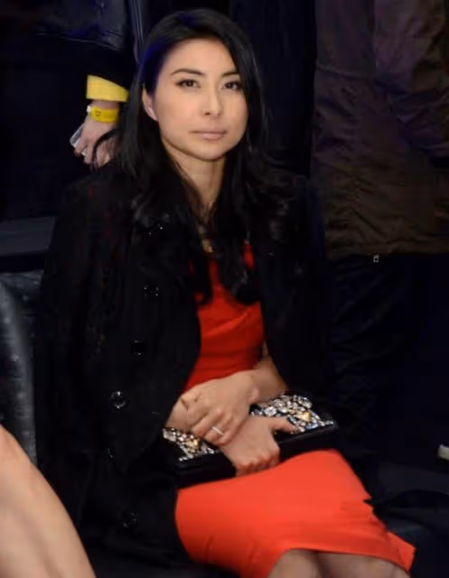 郭晶晶難得認真打扮,穿一身長裙配「貴婦卷」,認真打扮起來:同框明星不輸氣場