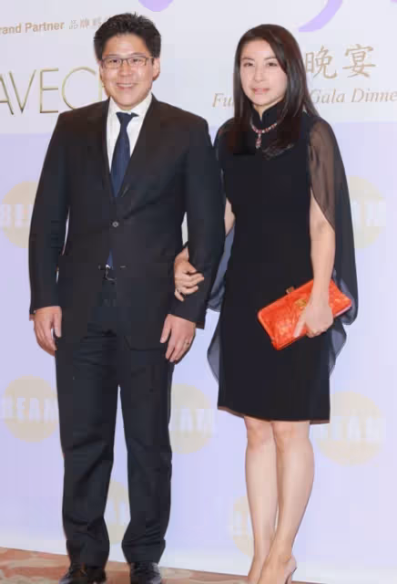 郭晶晶難得認真打扮,穿一身長裙配「貴婦卷」,認真打扮起來:同框明星不輸氣場