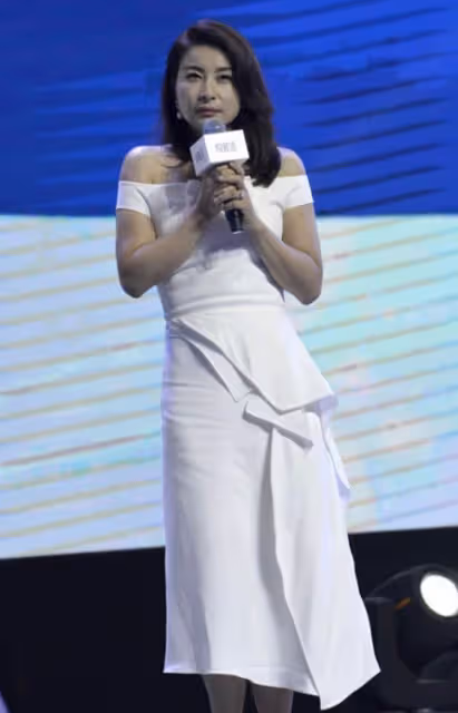 郭晶晶難得認真打扮,穿一身長裙配「貴婦卷」,認真打扮起來:同框明星不輸氣場