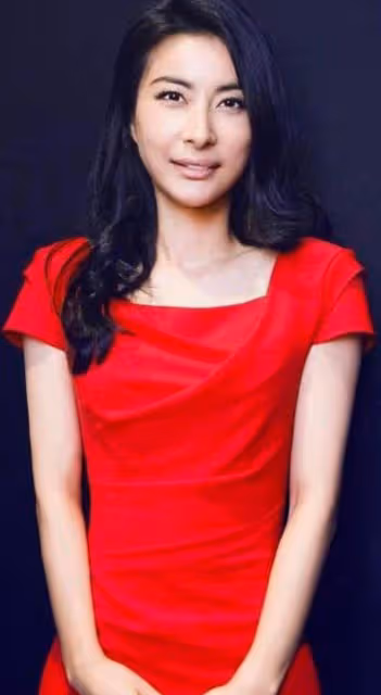 郭晶晶難得認真打扮,穿一身長裙配「貴婦卷」,認真打扮起來:同框明星不輸氣場