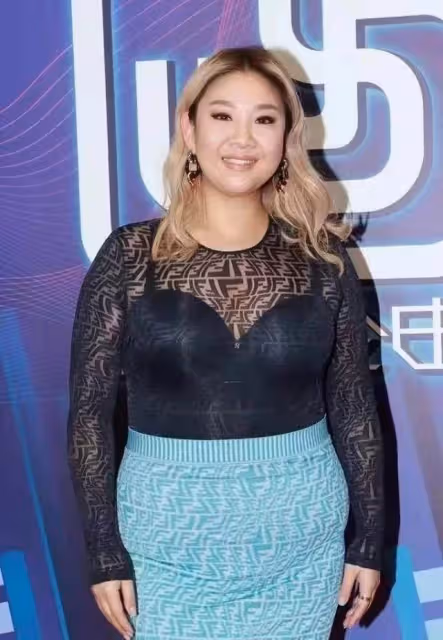 鄭欣宜真是「微胖界尤物」,穿透視上衣配包臀裙,盡顯嫵媚氣質,網友:自信就是最美的