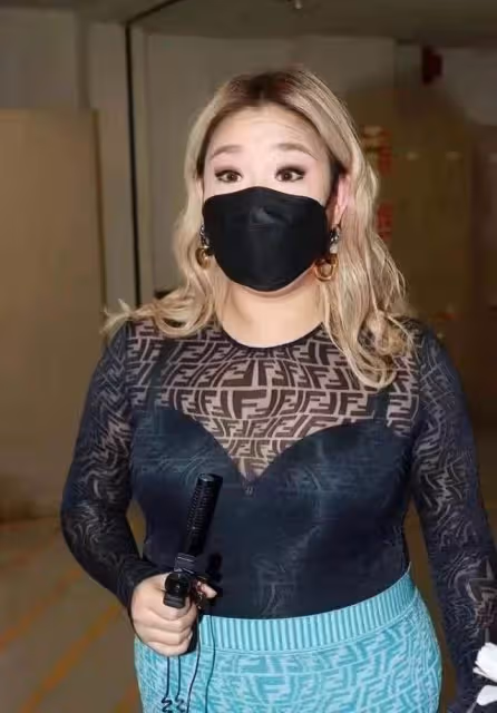 鄭欣宜真是「微胖界尤物」,穿透視上衣配包臀裙,盡顯嫵媚氣質,網友:自信就是最美的