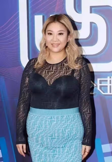 鄭欣宜真是「微胖界尤物」,穿透視上衣配包臀裙,盡顯嫵媚氣質,網友:自信就是最美的