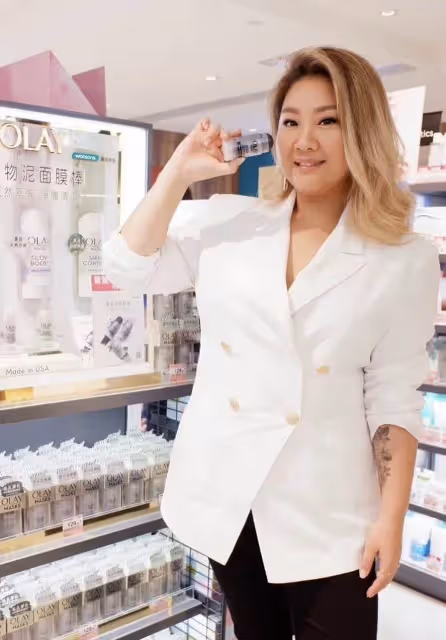 鄭欣宜真是「微胖界尤物」,穿透視上衣配包臀裙,盡顯嫵媚氣質,網友:自信就是最美的