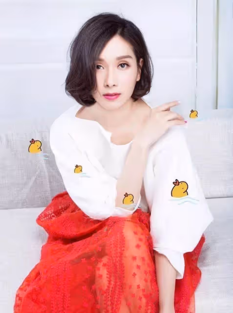 48歲楊恭如短髮造型曝光,高冷脫俗,這身材和氣質70後少見,網友:美得讓人移不開眼