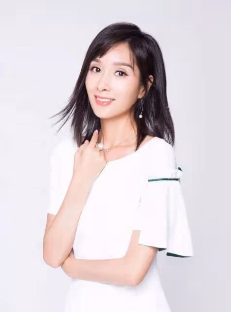 48歲楊恭如短髮造型曝光,高冷脫俗,這身材和氣質70後少見,網友:美得讓人移不開眼