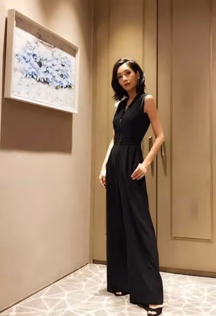 48歲楊恭如短髮造型曝光,高冷脫俗,這身材和氣質70後少見,網友:美得讓人移不開眼