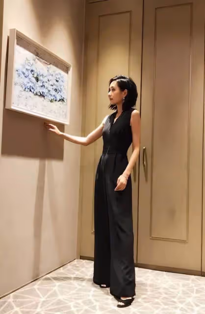48歲楊恭如短髮造型曝光,高冷脫俗,這身材和氣質70後少見,網友:美得讓人移不開眼