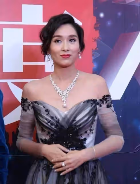 48歲楊恭如短髮造型曝光,高冷脫俗,這身材和氣質70後少見,網友:美得讓人移不開眼