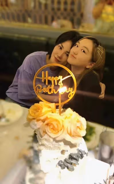 王菲為女兒李嫣慶生!她穿米奇T越來越嫩,李嫣治好兔唇:自信灑脫超有星范