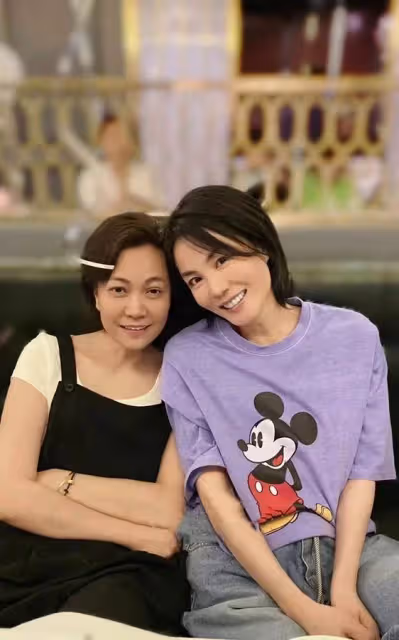 王菲為女兒李嫣慶生!她穿米奇T越來越嫩,李嫣治好兔唇:自信灑脫超有星范