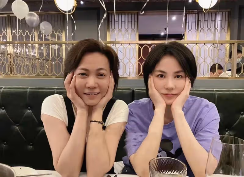 王菲為女兒李嫣慶生!她穿米奇T越來越嫩,李嫣治好兔唇:自信灑脫超有星范