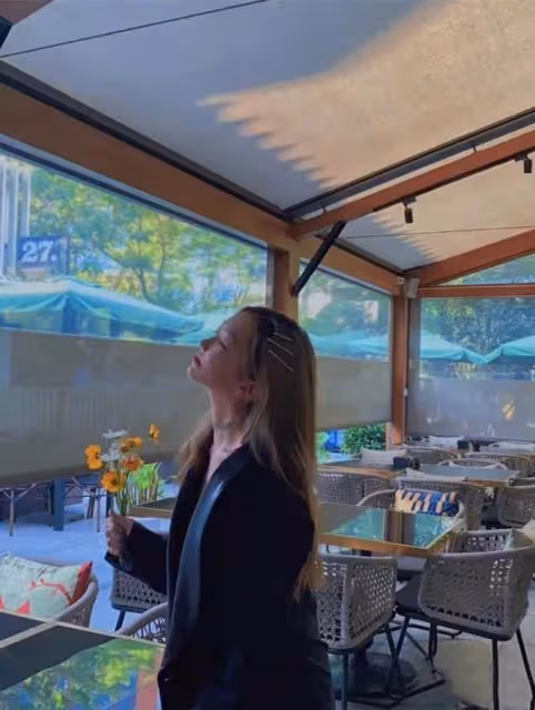 王菲為女兒李嫣慶生!她穿米奇T越來越嫩,李嫣治好兔唇:自信灑脫超有星范
