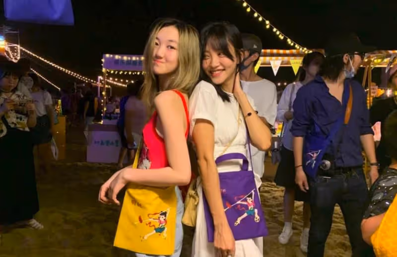 王菲為女兒李嫣慶生!她穿米奇T越來越嫩,李嫣治好兔唇:自信灑脫超有星范