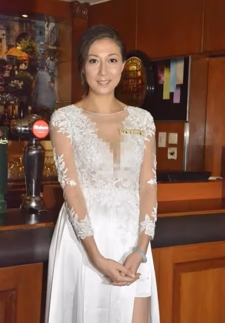 不愧是成龍愛過的女人!吳綺莉48歲還有花瓶身材,素顏也毫不老氣,很有女人味