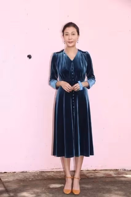 不愧是成龍愛過的女人!吳綺莉48歲還有花瓶身材,素顏也毫不老氣,很有女人味
