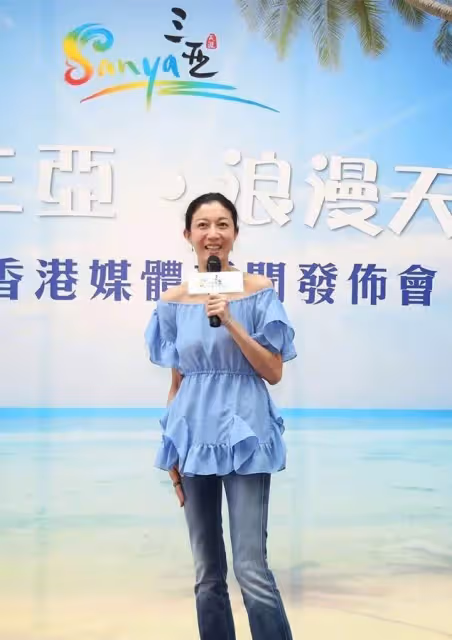 不愧是成龍愛過的女人!吳綺莉48歲還有花瓶身材,素顏也毫不老氣,很有女人味