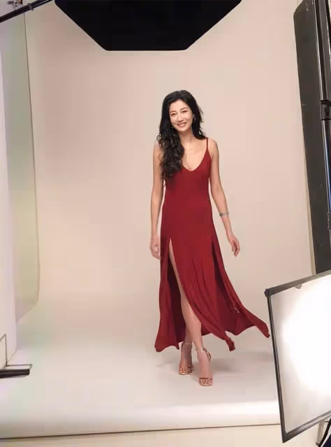 不愧是成龍愛過的女人!吳綺莉48歲還有花瓶身材,素顏也毫不老氣,很有女人味