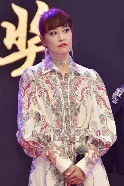 55歲周海媚和小12歲秦海璐罕見同框,一襲V領紅裙嫵媚大氣,網友:美麗和年齡真的沒關系