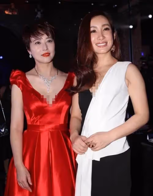 55歲周海媚和小12歲秦海璐罕見同框,一襲V領紅裙嫵媚大氣,網友:美麗和年齡真的沒關系