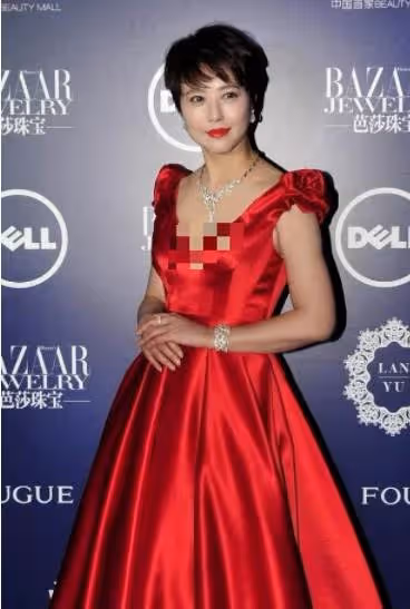 55歲周海媚和小12歲秦海璐罕見同框,一襲V領紅裙嫵媚大氣,網友:美麗和年齡真的沒關系
