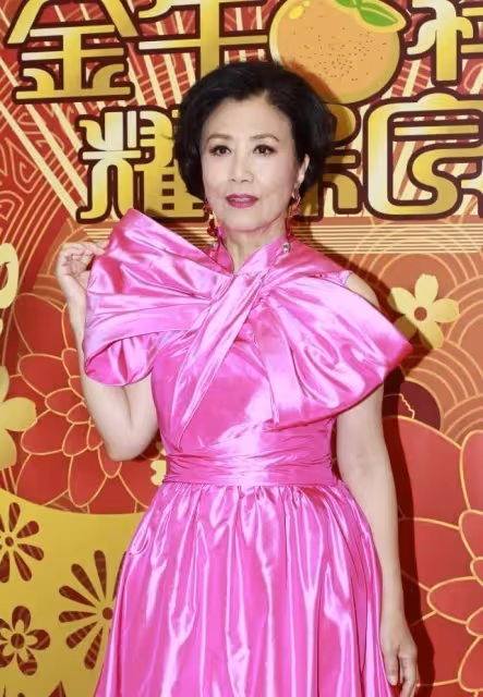 汪明荃70多了仍然招搖,穿「粉色緞面裙」,感覺膚色都白了幾個度