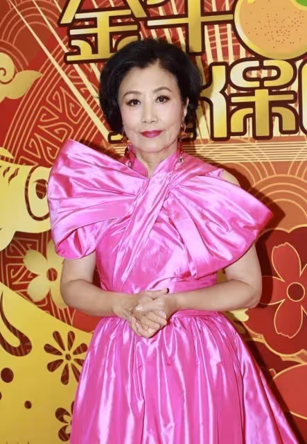 汪明荃70多了仍然招搖,穿「粉色緞面裙」,感覺膚色都白了幾個度