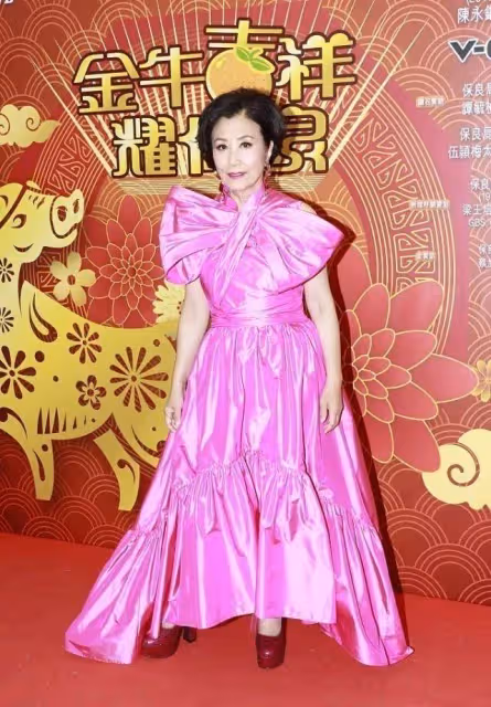 汪明荃70多了仍然招搖,穿「粉色緞面裙」,感覺膚色都白了幾個度