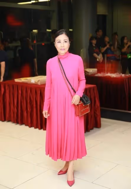 汪明荃70多了仍然招搖,穿「粉色緞面裙」,感覺膚色都白了幾個度