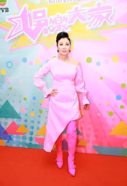 汪明荃70多了仍然招搖,穿「粉色緞面裙」,感覺膚色都白了幾個度