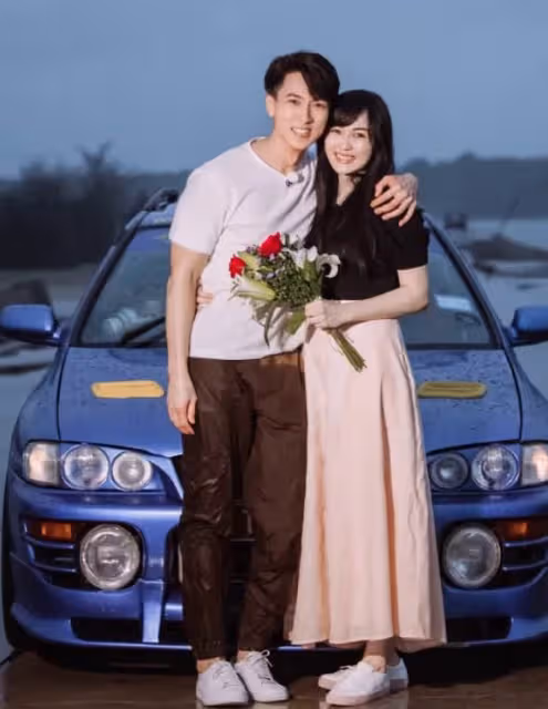 吳尊老婆42歲真氣質,膚白貌美「一襲粉裙」溫柔大方,一看就是賢妻良母:笑起來和NeiNei一模一樣