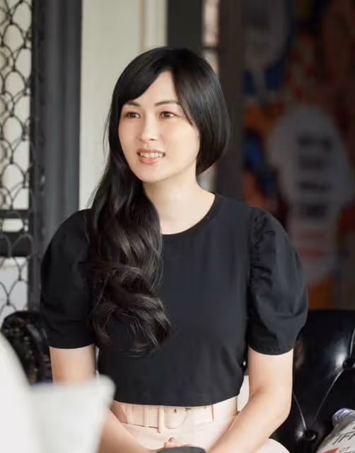 吳尊老婆42歲真氣質,膚白貌美「一襲粉裙」溫柔大方,一看就是賢妻良母:笑起來和NeiNei一模一樣